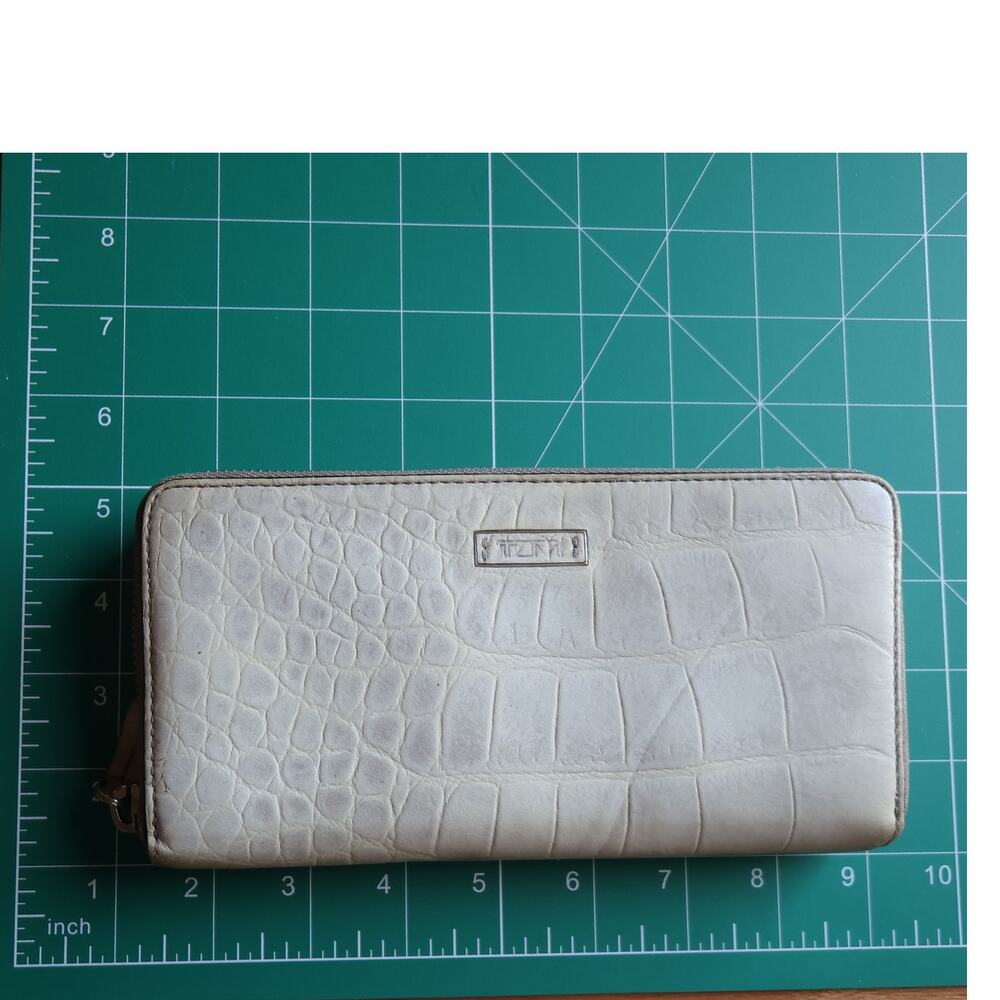 TUMI white Embossed Leather Zip-Around Large Wallet 12 Credit Card Slots GUC - Picture 10 of 11